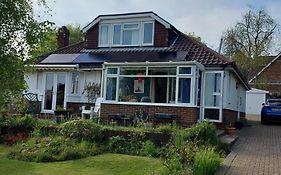 Double Room With Ensuite Shower Room In Quiet, Private House